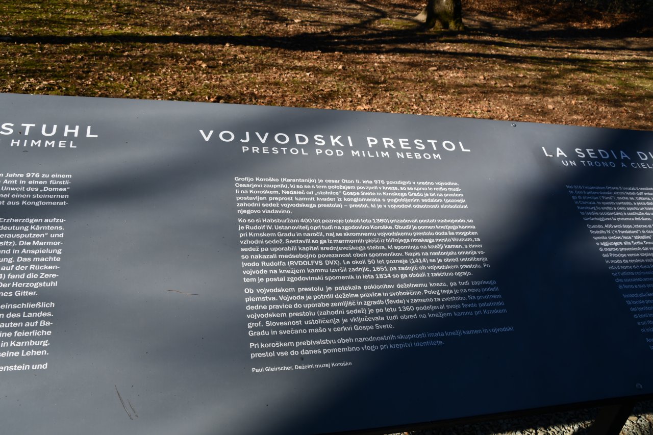 Obnovljeni napis pri vojvodskem prestolu lepo pojasni pomen in zgodovino za Korošce obeh narodnosti, tako slovanske kot germanske. Je pa dejstvo, da so nas v šoli večinoma učili površno in tudi narobe. 