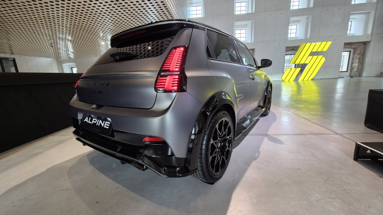 Sredi marca tudi športni Alpine A290