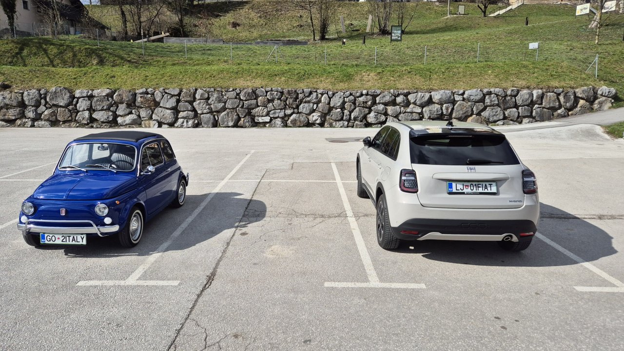 Razlika med njima je 53 let. Namreč, manjši ima vpisano letnico rojstva v letu 1971, večji pa je bil sestavljen lani. 