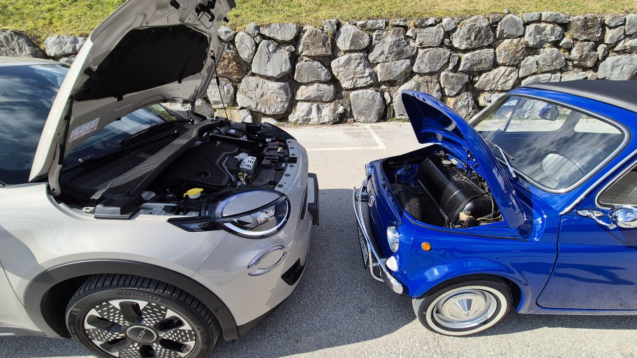 Pod sprednjim pokrovom novejšega je vgrajen elektrificirani 1,2-litrski bencinski trivaljnik s 74 kilovati moči, medtem ko ima mali 500 L v tem delu nekaj odlagalnega prostora in posodo za gorivo.