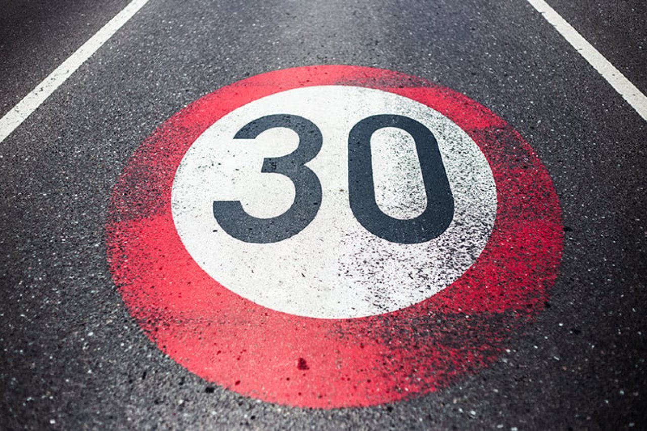 EU spodbuja splošno omejitev 30 km/h v mestih