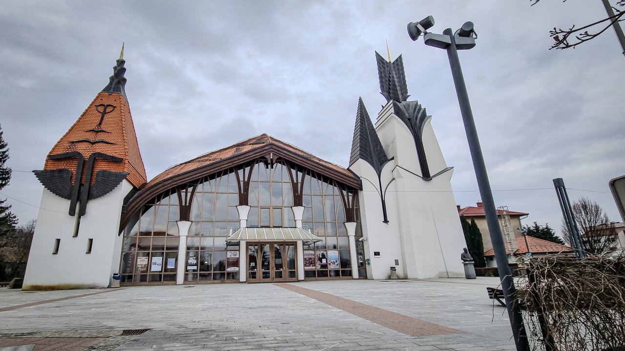 Sredi mesta domuje markantna gledališka in koncertna dvorana, ki jo je zasnoval arhitekt Imre Makovetz, eden najpomembnejših arhitektov organske arhitekture v svetu.