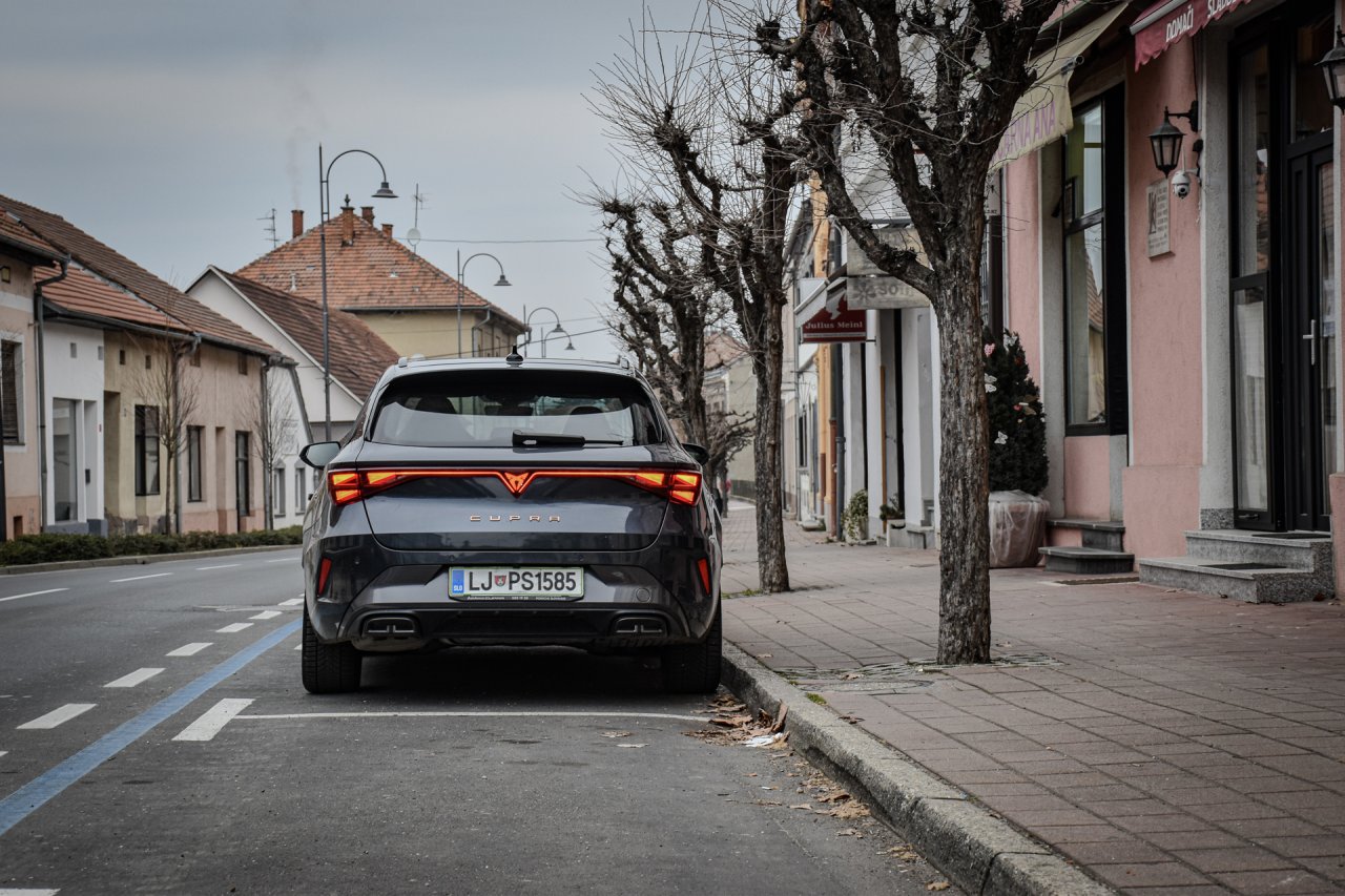 Cupra Leon Sportstourer na lendavski Glavni ulici.