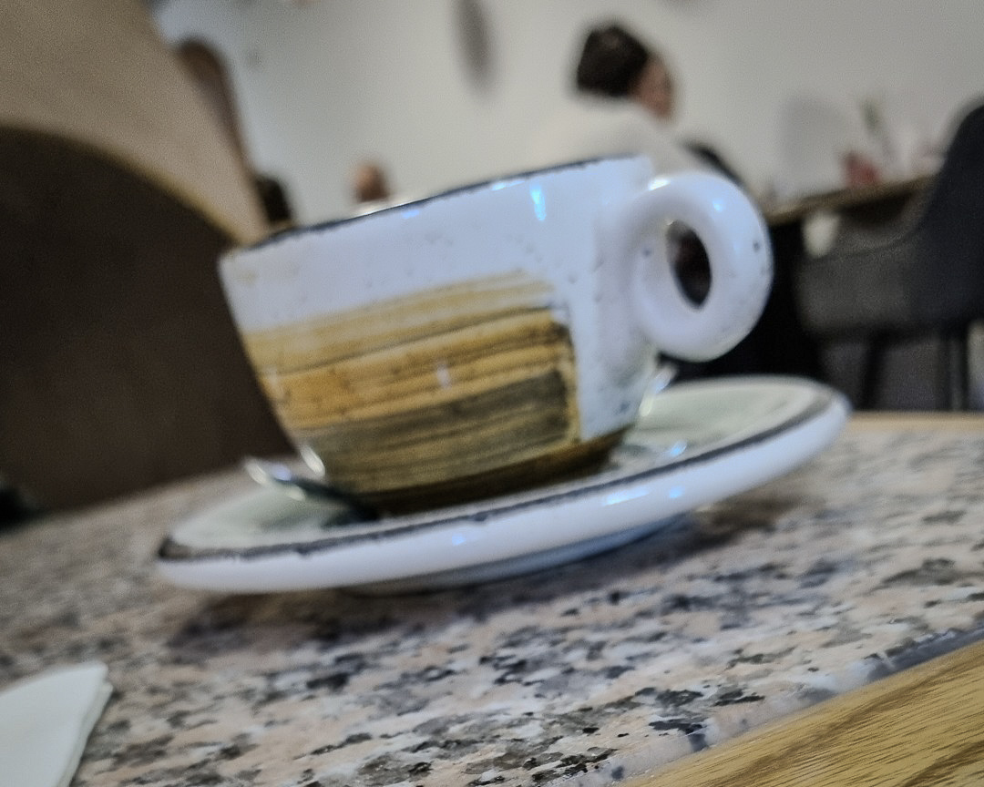 Takole vam kavo v Lendavi postrežejo v skodelicah domačih lončarskih mojstrov iz Filovec.