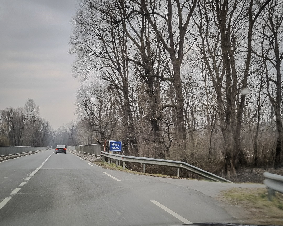 Reka Mura predstavlja ločnico med Prekmurjem in ostalo Slovenijo. 