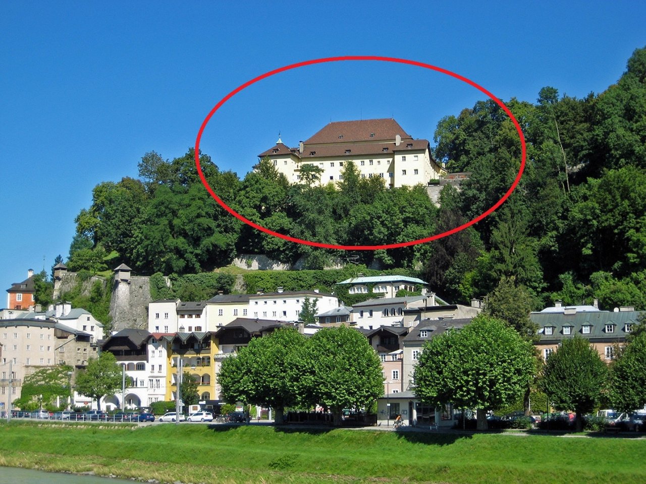 Dvorec na Kapuzinerbergu, v katerem prebiva dr. Wolfgang Porsche.