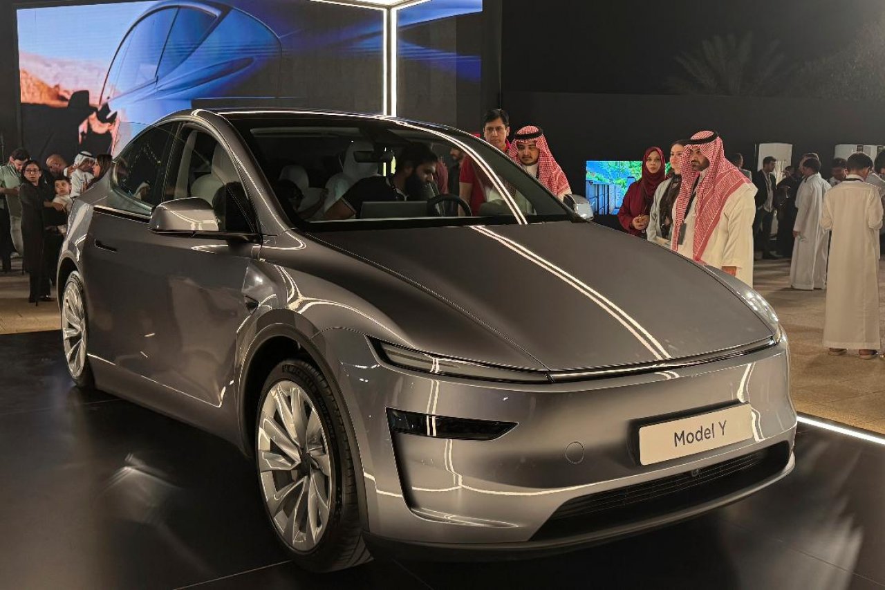 Tesla odprla salon v državi z najcenejšim bencinom