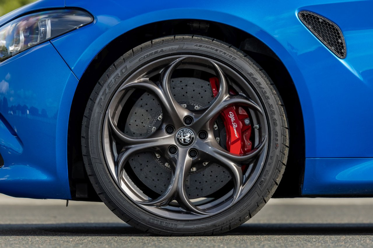 Alfini Quadrifoglio modeli tudi na bencin Alfini Quadrifoglio modeli tudi na bencin