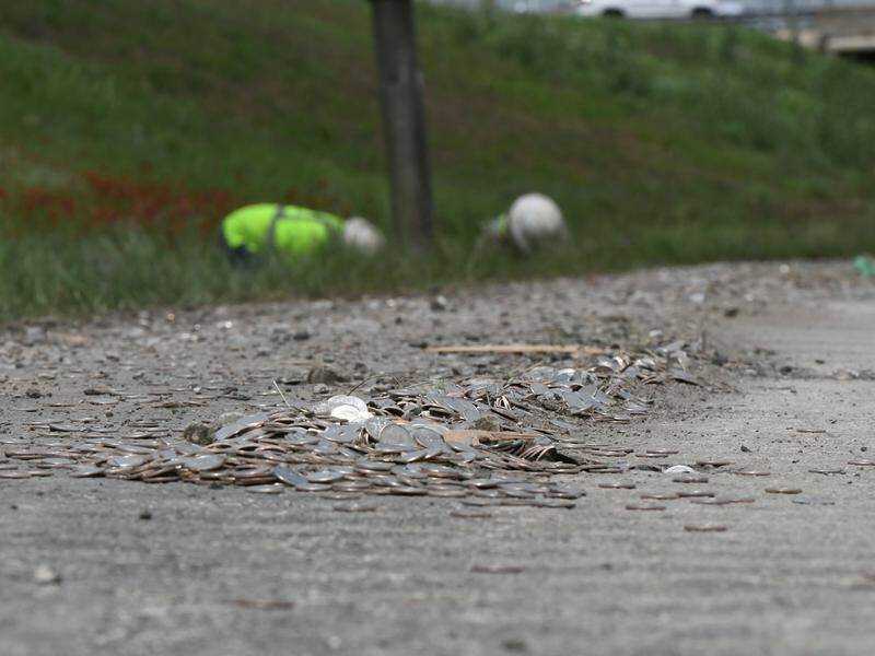 Nenavadna nesreča: morje kovancev preplavilo avtocesto