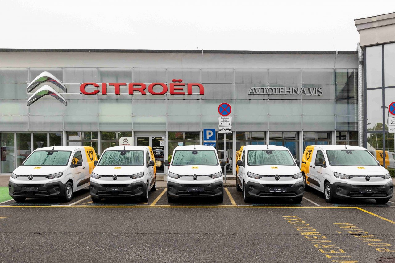 Poštarji po novem pošiljke dostavljajo tudi z električnimi Citroeni