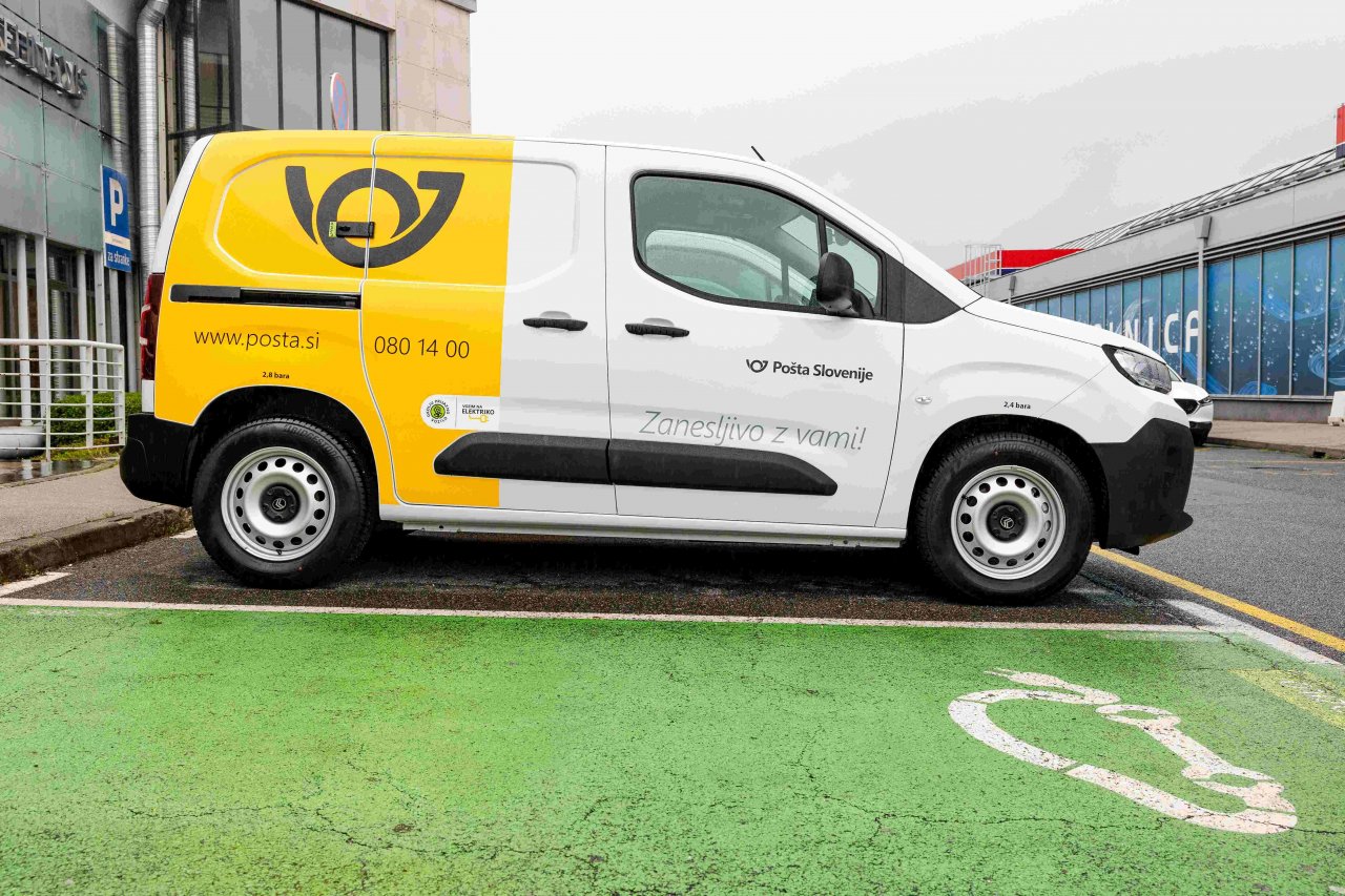Poštarji po novem pošiljke dostavljajo tudi z električnimi Citroeni