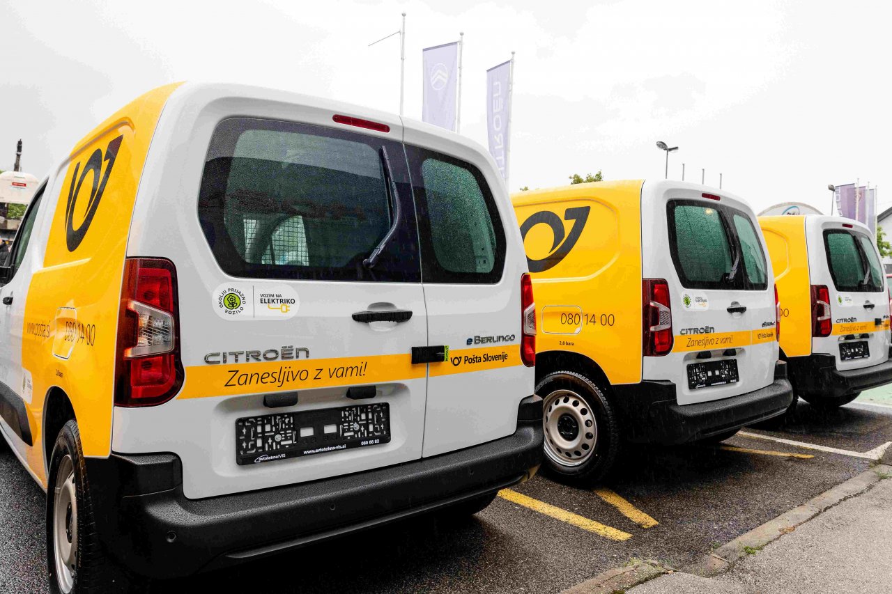 Poštarji po novem pošiljke dostavljajo tudi z električnimi Citroeni