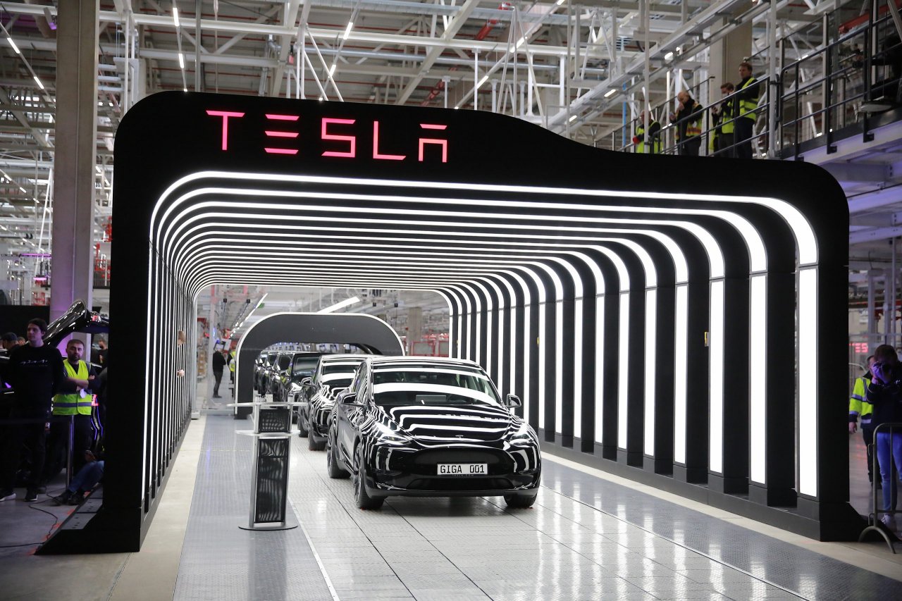 Tesla širi evropsko tovarno kljub padcu prodaje Tesla širi evropsko tovarno kljub padcu prodaje