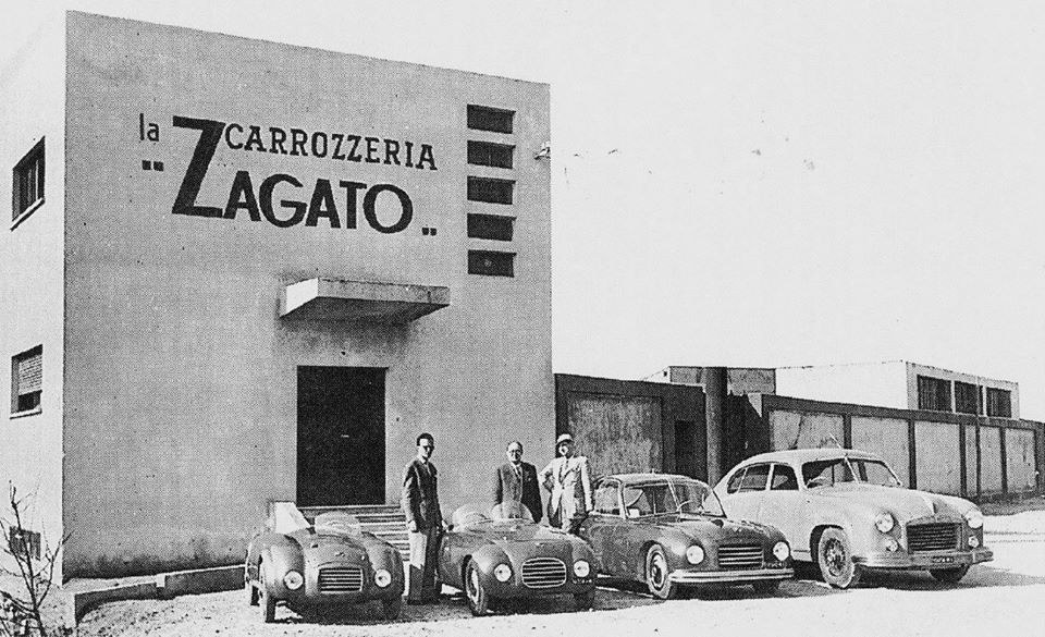 Elio in Ugo Zagato pred svojo tovarno 1948 in med Fiati in Isotta Fraschiniji.