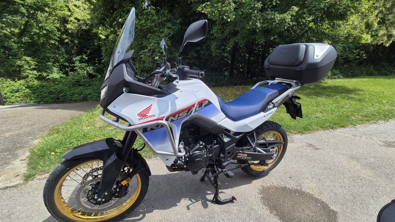 Dva vsestranska motocikla za različne uporabnike