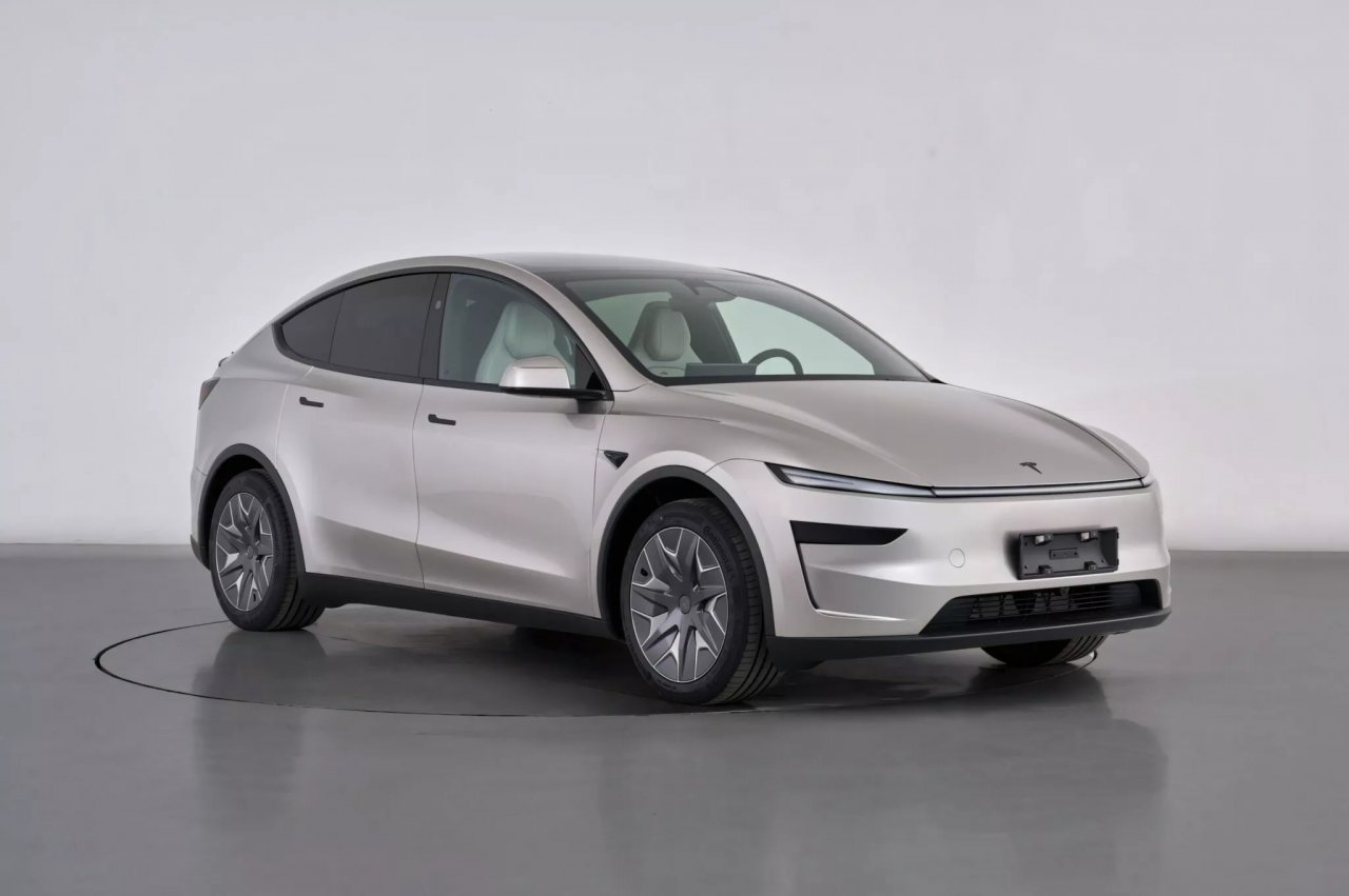 Model Y tudi z daljšo medosno razdaljo in šestimi sedeži