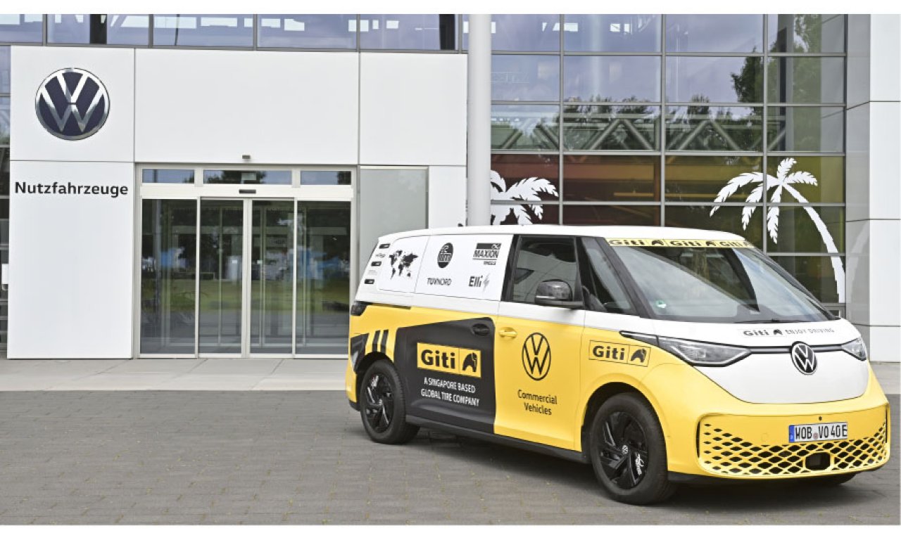Odhaja na pot okoli sveta z električnim kombijem