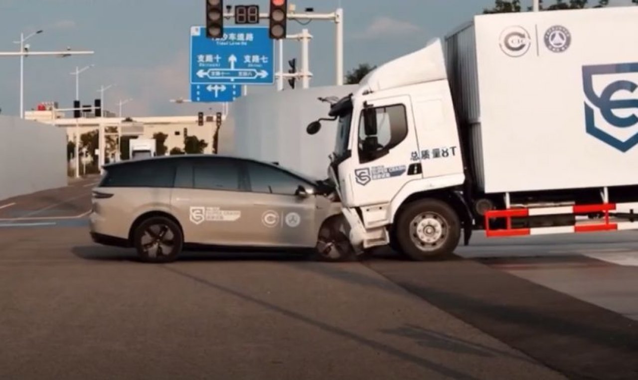 Čelno trčenje električnega avtomobila in tovornjaka