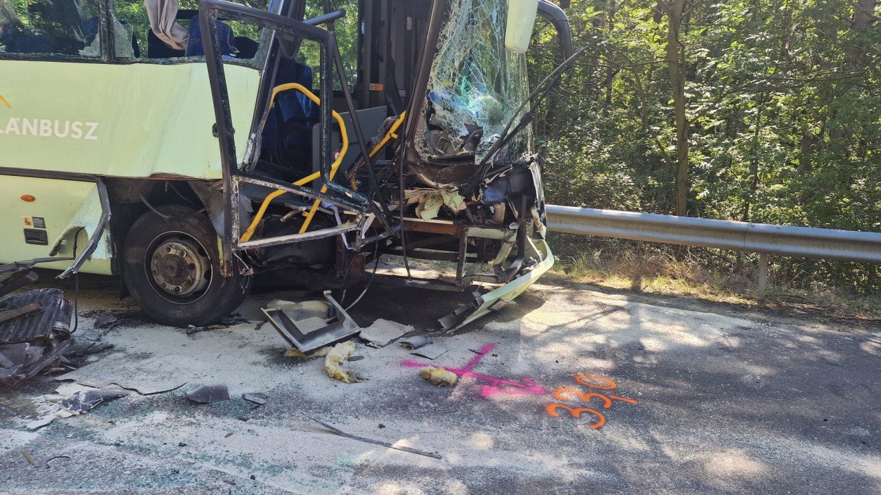 Predserijski BMW na Madžarskem vpleten v težjo nesrečo