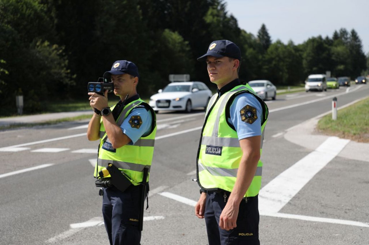 Več kot 4 tisoč prehitrih voznikov v tednu dni Več kot 4 tisoč prehitrih voznikov v tednu dni