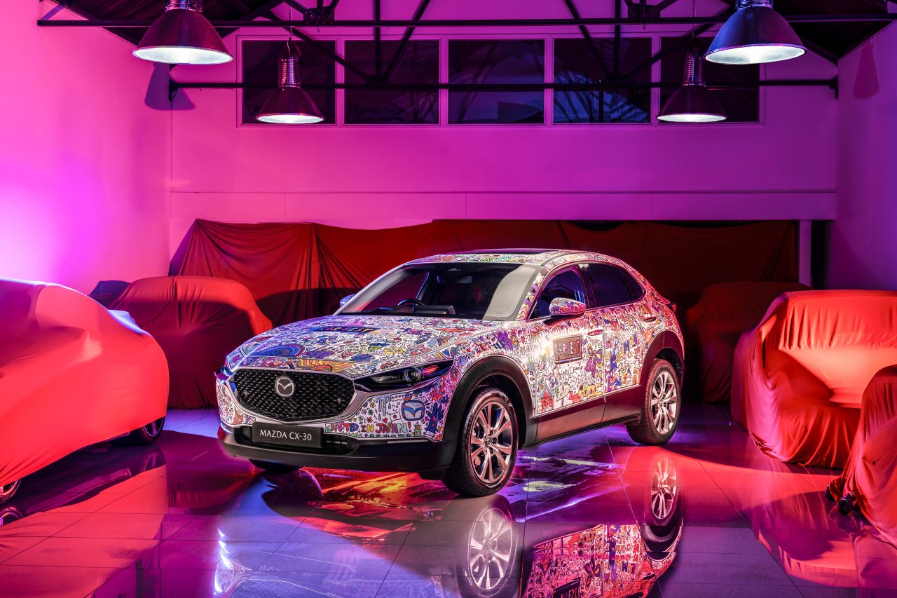 Otroci in zvezdniki ustvarili umetniško Mazdo CX-30
