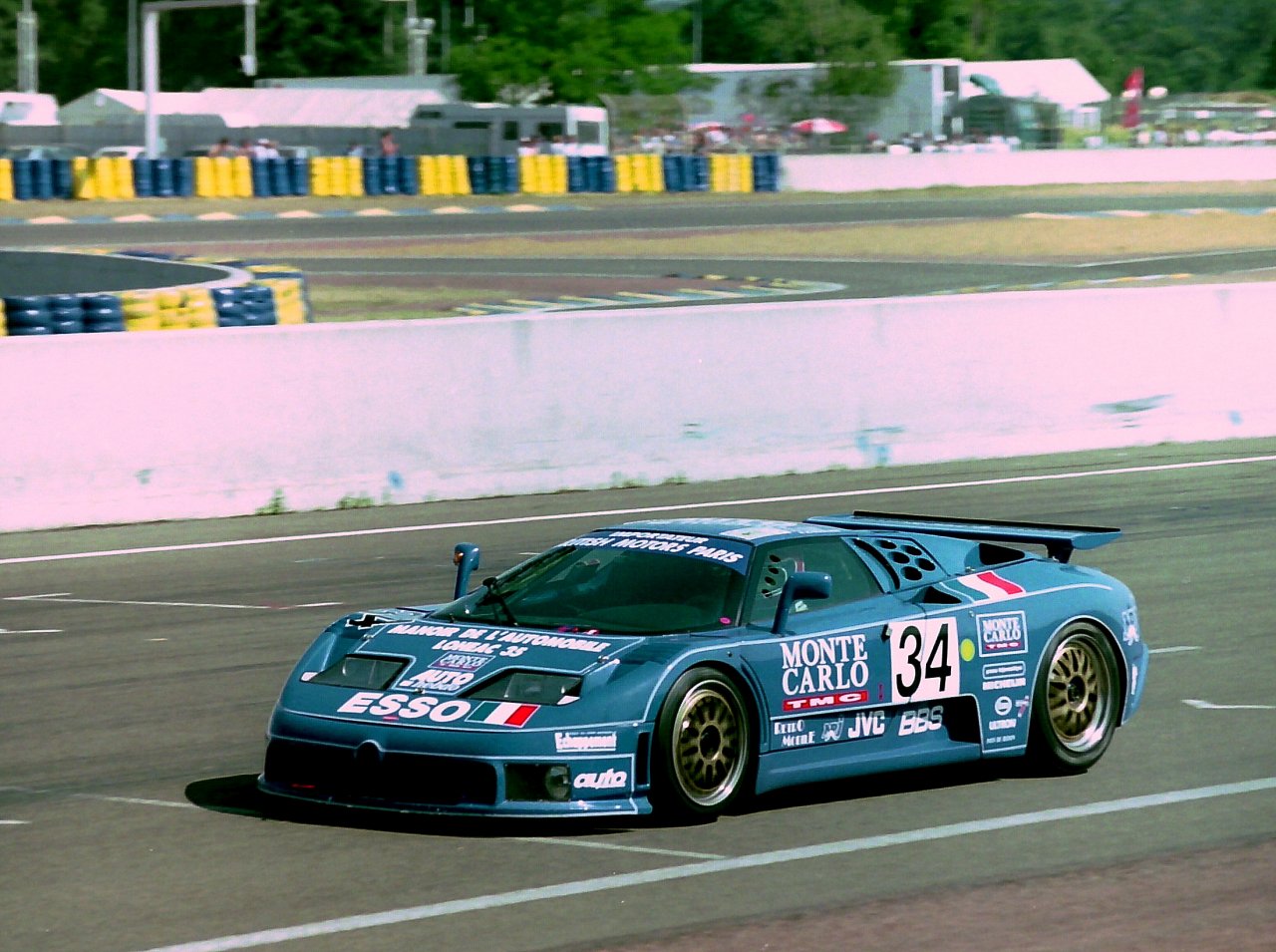 Bugatti EB110 SS s posadko Alain Cudini, Eric Helary in Jean-Christophe Boullion 1994 v Le Mansu. 