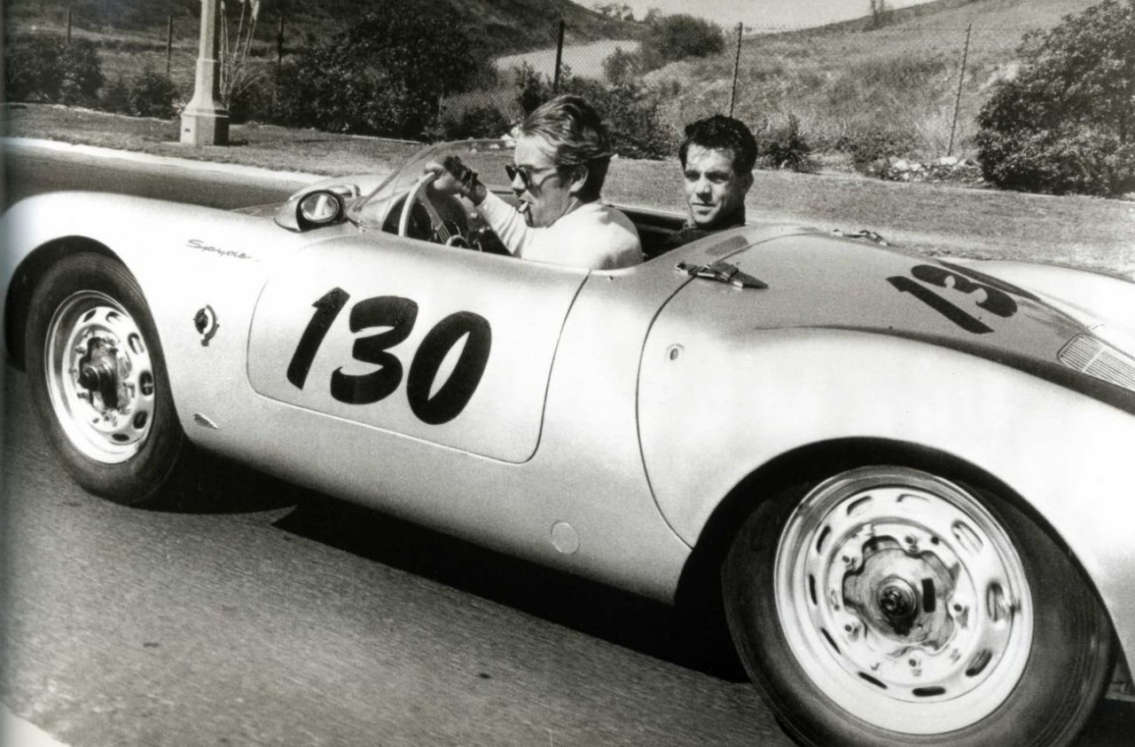 James Dean z mehanikom Rolfom Wutherichom na poiti na dirko.