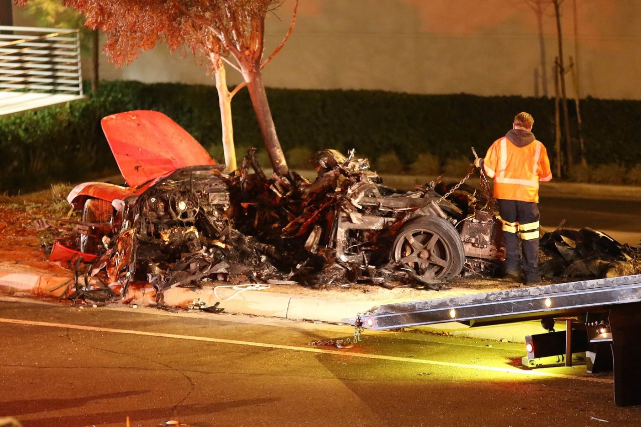 Paul Walker, zvezda Hitrih in drznih, je zgorel kot sopotnik v Porscheju, ki ga je vozil njegov prijatelj.