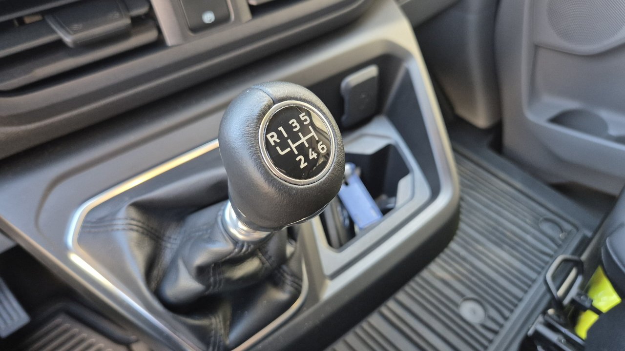 2. Testni Transit Custom je bil opremljen z dvolitrskim štirivaljnim dizelskim motorjem, ki razvija 110 kilovatov moči. Posebnost tega je bila kombinacija z ročnim 6-stopenjskim menjalnikom, ki moč pošilja le na sprednji kolesni par. A so vse Trail izvedbe, ki imajo ročni menjalnik, opremljene še z mehanskim diferencialom z omejenim zdrsom (mLSD), kar v praksi pomeni, da v primeru, ko eno sprednje kolo nima oprijema, se moč preusmeri na drugo kolo z večjim oprijemom, s čimer povečuje suverenost pri speljevanju in vožnji v težjih razmerah.