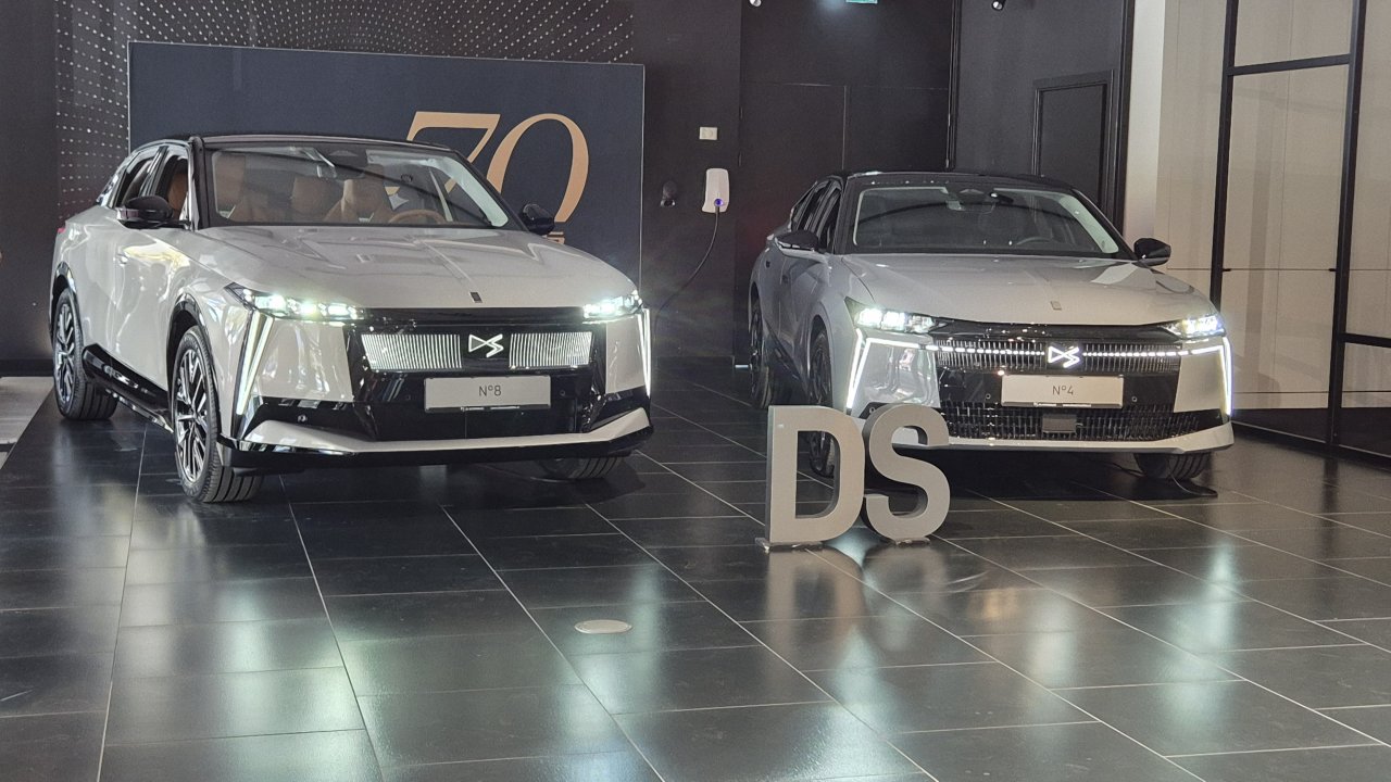 Eden samo na elektriko, drugi ohranja dizelski motor