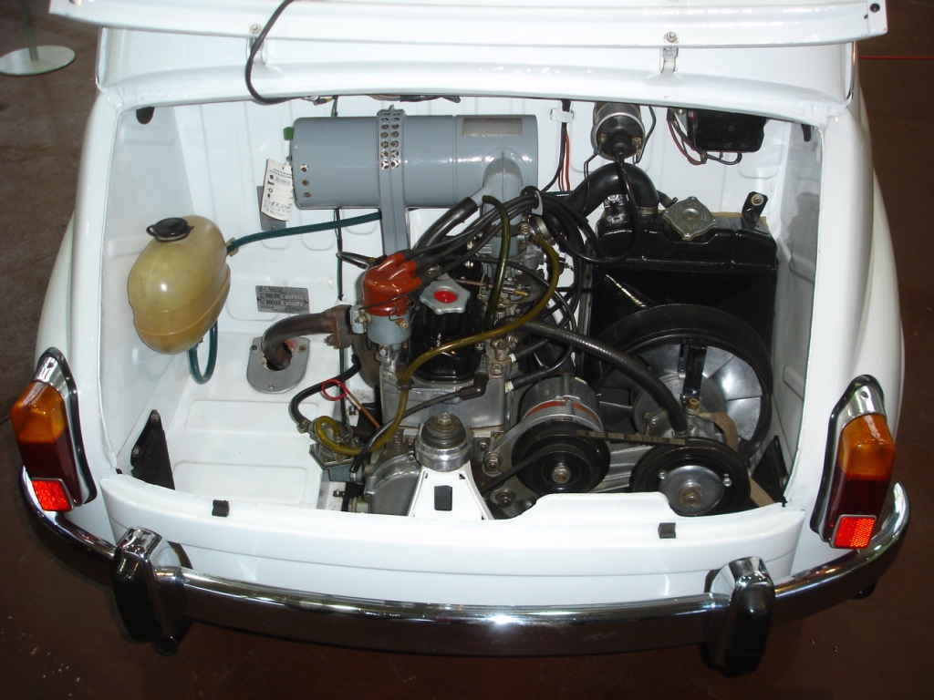 Motorni prostor je bil nad zadnjo osjo, tudi sam motor je bil neverjetno enostavno konstruiran. Rezervoar je avto imel pod sprednjim pokrovom.