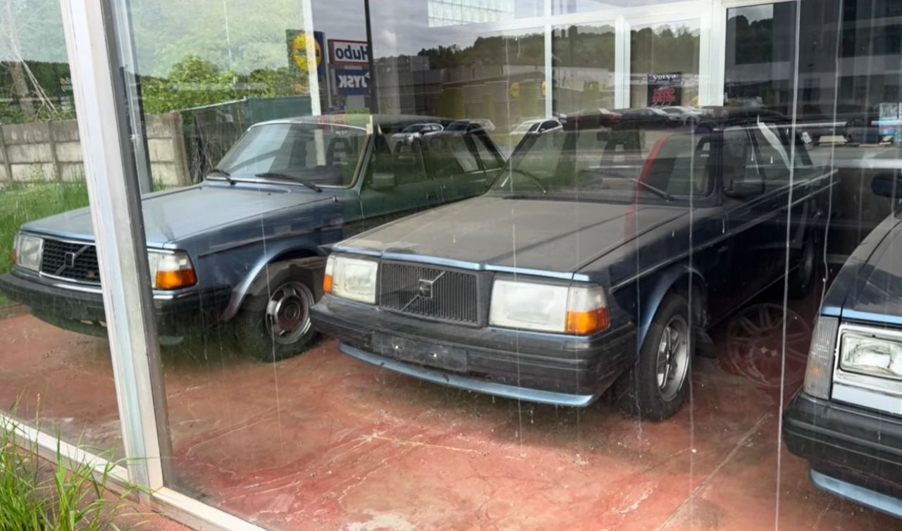 Nedaleč od slovitega dirkališča prah nabirajo Volvovi modeli