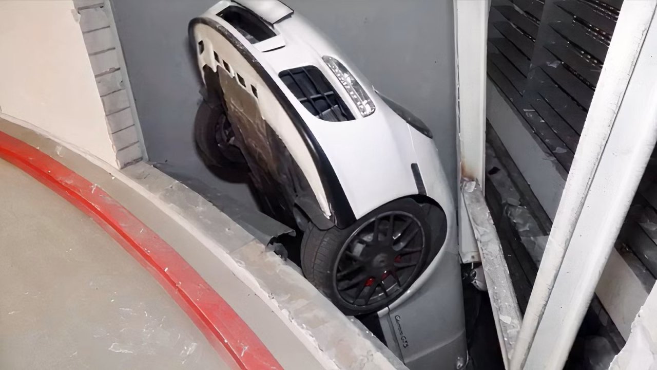 90-letnik s Porschejem 911 obvisel v zraku