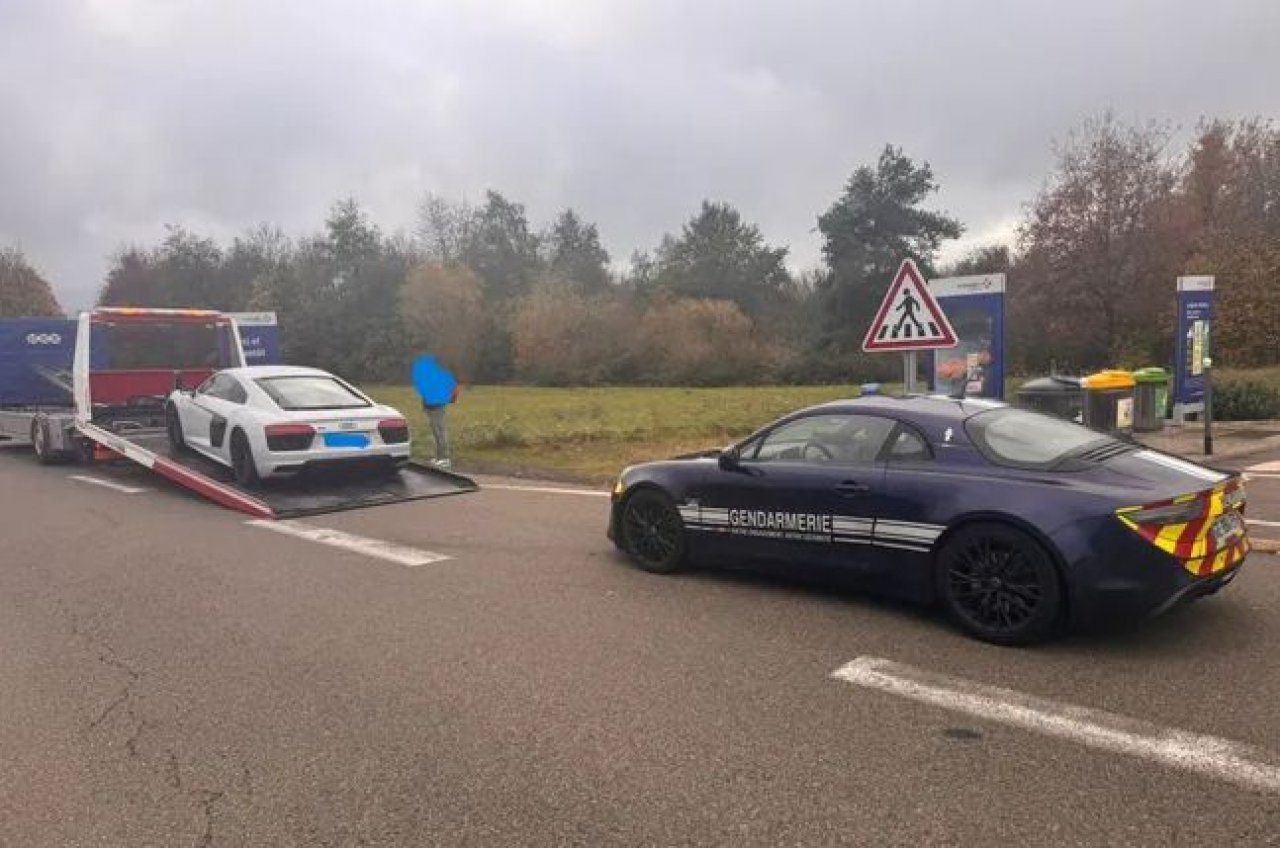 Audija R8 prestregel policijski Alpine A110 