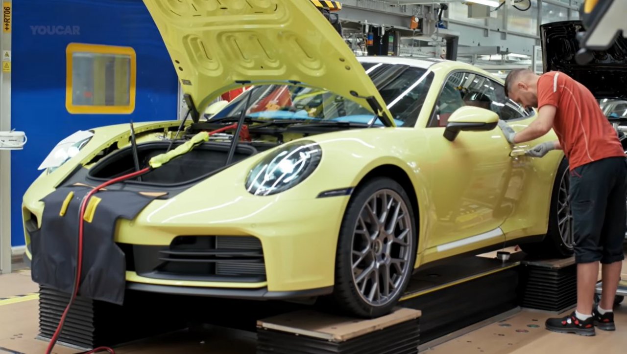 Zelo natančen vpogled v proizvodnjo Porscheja 911