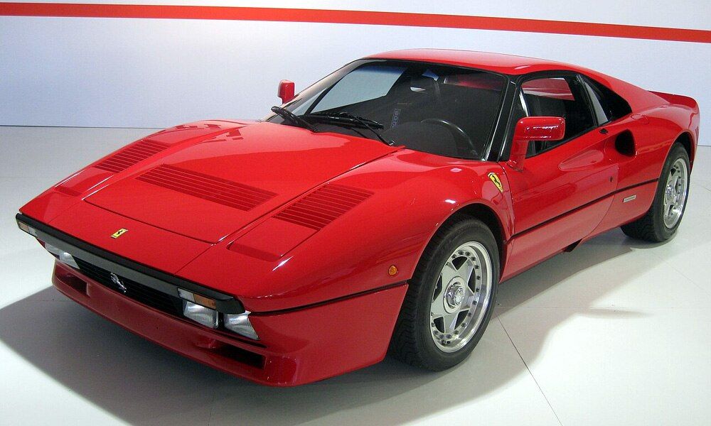 Od 308 GTB se je 288 GTO razlikoval po daljši medosni razdalji, napihnjenih blatnikih in aerodinamičnih dodatkih.
