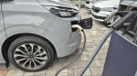 Kako drugačen je potniški kombi z bencinskim motorjem in vtičnico? - fotografija 11