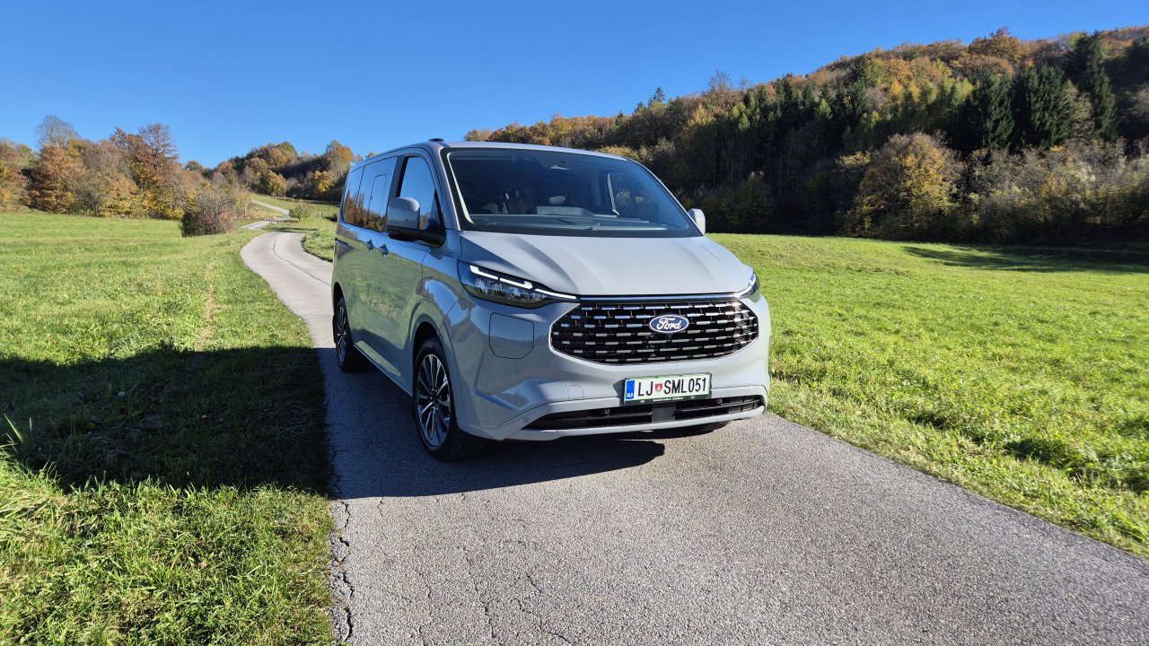 Kako drugačen je potniški kombi z bencinskim motorjem in vtičnico?