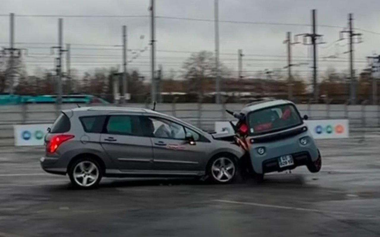 Ko karavanski Peugeot 308 s hitrostjo 50 km/h trči v Amija