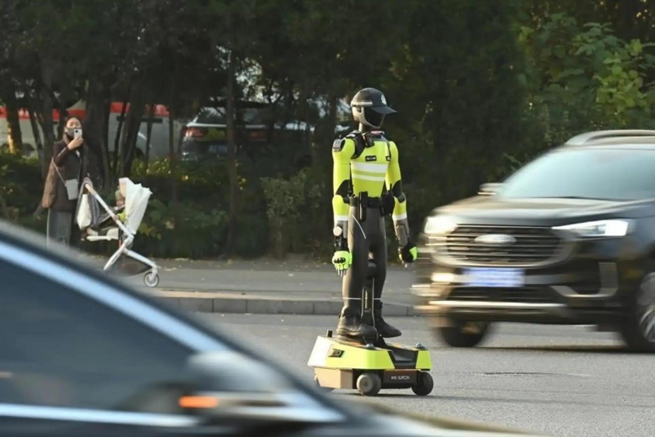 Promet ureja prvi policist robot