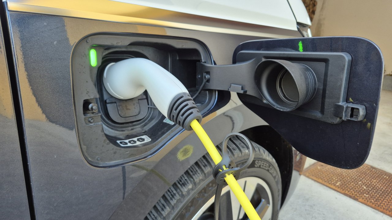 Zadnji kolesni par poganja električni motor
