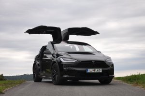 Konec za Teslo Model X in S, napovedujejo popuste 