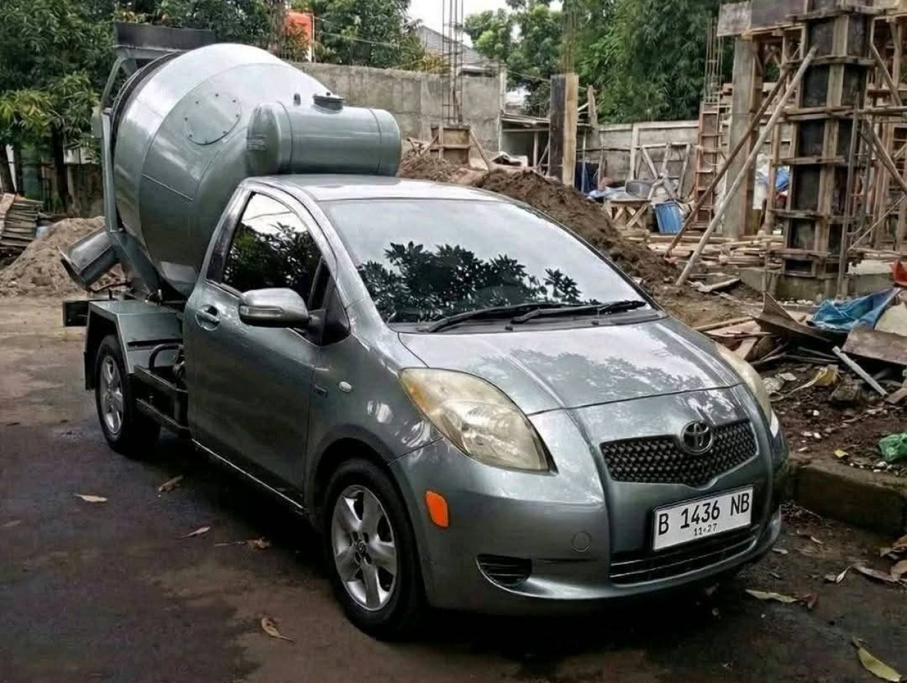 Toyota Yaris kot mini mešalec betona