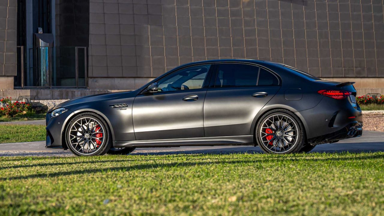 Mercedes ukinja C63 AMG z elektrificiranim štirivaljnikom Mercedes ukinja C63 AMG z elektrificiranim štirivaljnikom