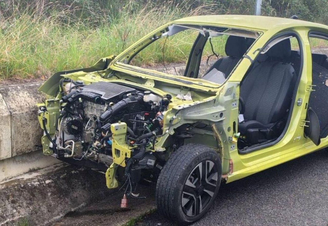 Tatovi povsem oskubili Peugeota, motor pa so pustili