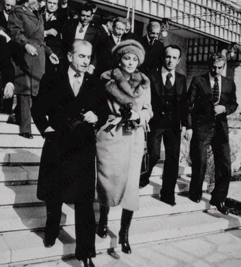Šest let pozneje (1979): Padec iranskega šaha Reze Pahlavija znova ohromi svetovni naftni trg. Foto: Wikipedia