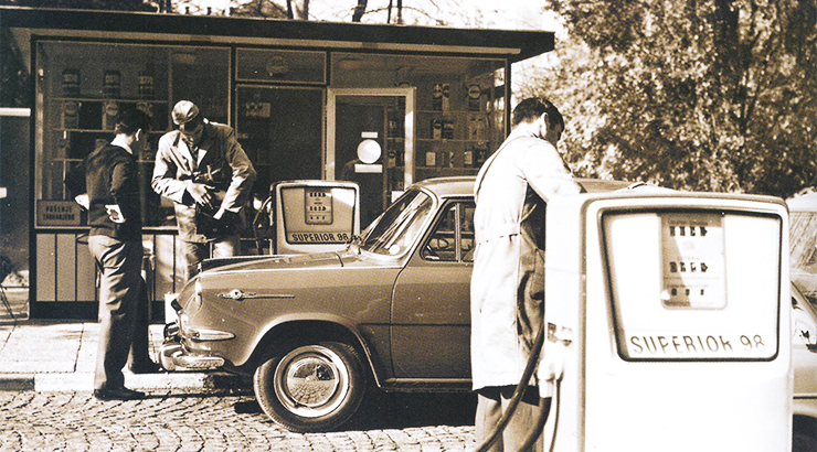 Sistem par-nepar (nanašal se je na zadnjo številko registrske tablice) v Jugoslaviji se je izkazal za zelo togega, hkrati pa se poraba goriva zaradi tega ni kaj bistveno zmanjšala, saj so se ljudje marsikje znašli tako, da so kupili dva avtomobila in ju uporabljali izmenično ob dovoljenih dnevih. Foto: INA