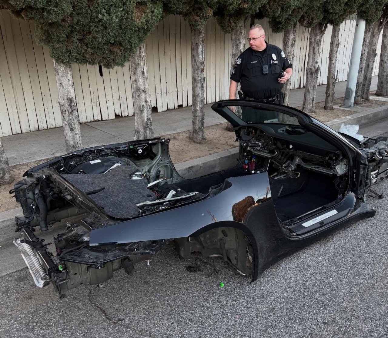 Porsche 911 za dele razstavljen na prafaktorje sredi ulice