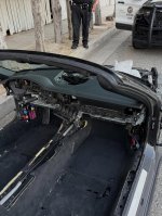 Porsche 911 za dele razstavljen na prafaktorje sredi ulice - fotografija 4