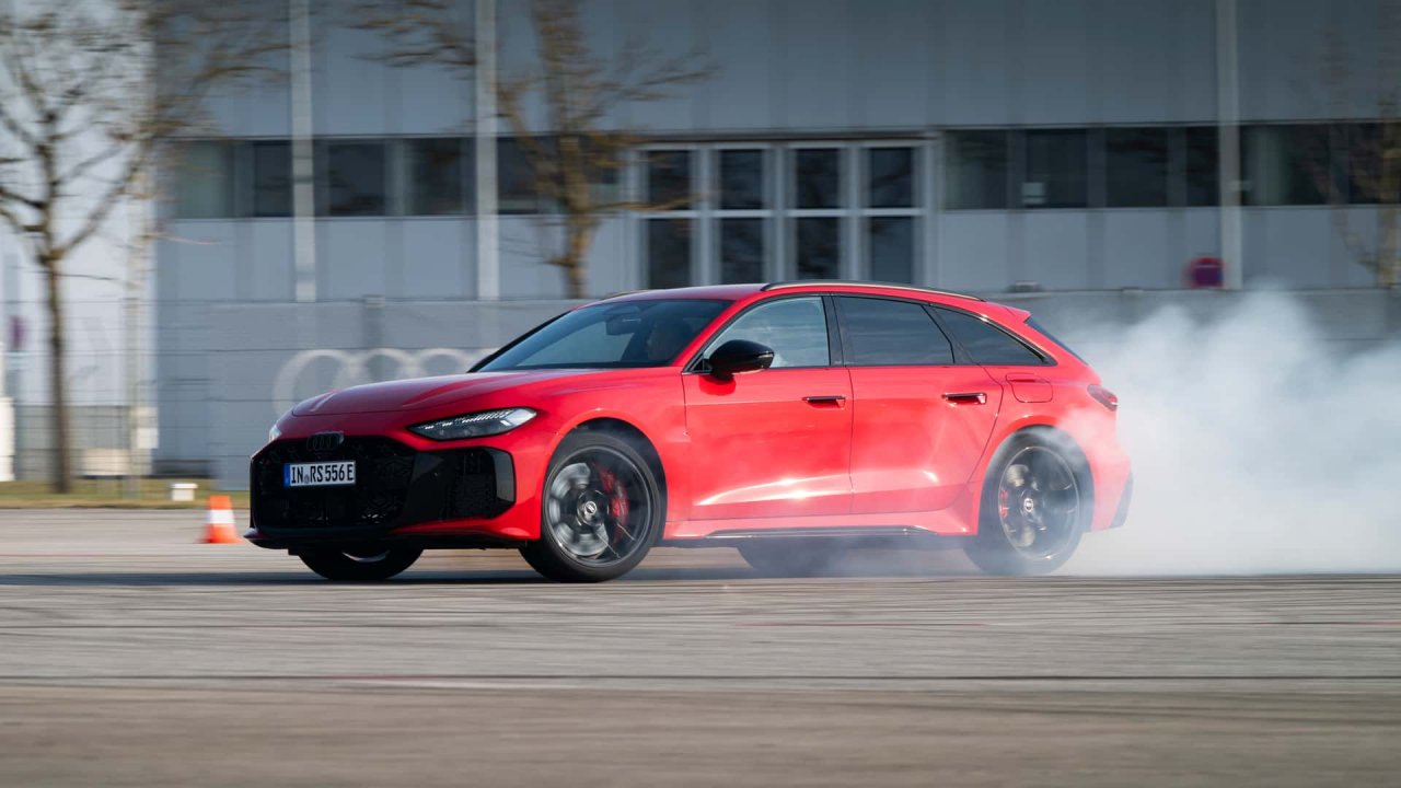 Skoraj 2,4 tone težak Audi je lahko tudi zelo dober atlet